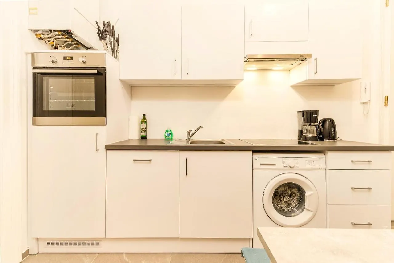 City Apartment With Netflix, Central And Near Metro, 12 Vienna Austria