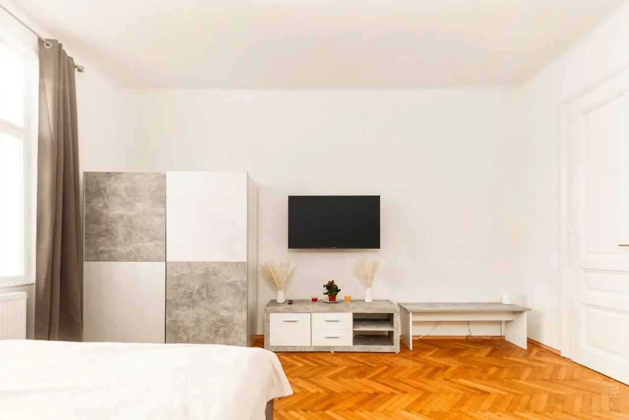 City Apartment With Netflix, Central And Near Metro, 12 Vienna