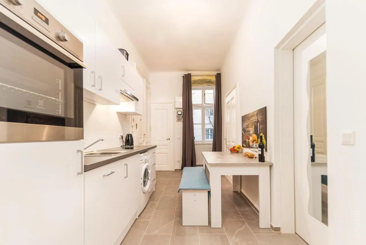 City Apartment With Netflix, Central And Near Metro, 12 Vienna 0*,