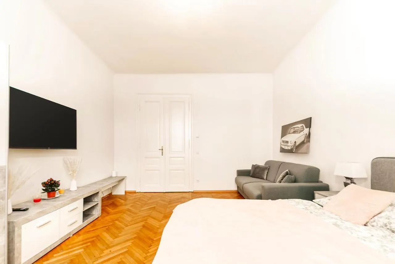 City Apartment With Netflix, Central And Near Metro, 12 Vienna 0*,  Austria